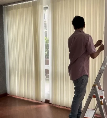 instalación de cortinas a medida en un hogar
